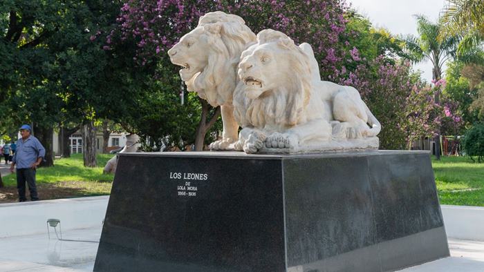 Leones Lola Mora