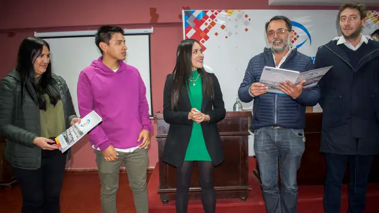 Entrega de minuta a participantes de la Voz