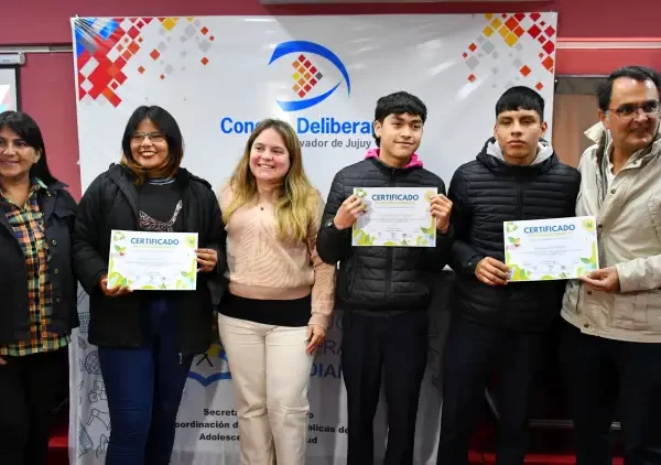 Concejales entregaron certificados a estudiantesdel Colegio Olga Aredez