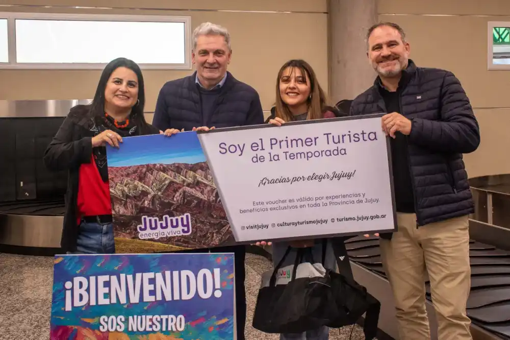 Turistas aeropuerto Jujuy