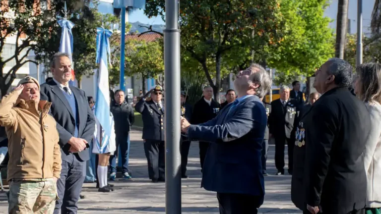 Semana del Éxodo: realizaron el izamiento de los símbolos patrios en Plaza Belgrano