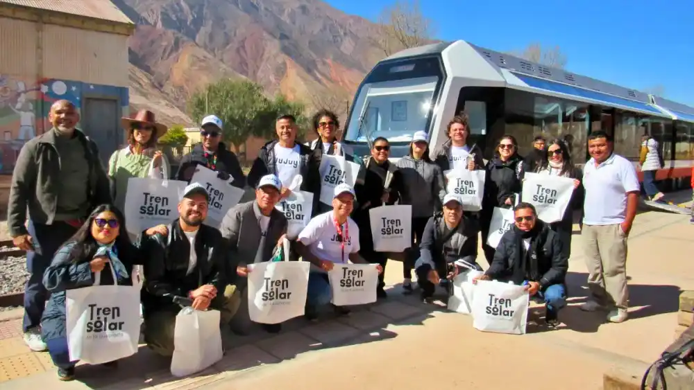 El Tren Solar llevó a periodistas de Latinoamérica a recorrer la Quebrada de Humahuaca